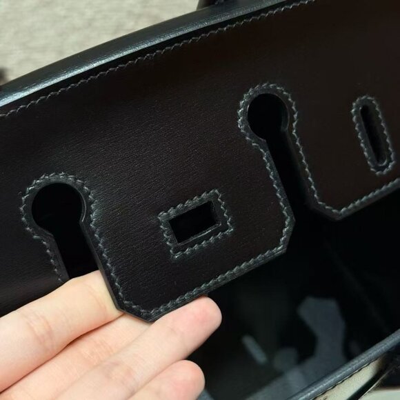 Classic Hermes Bag: A Stylish and Versatile Choice for Elegance - Picture 4 of 7